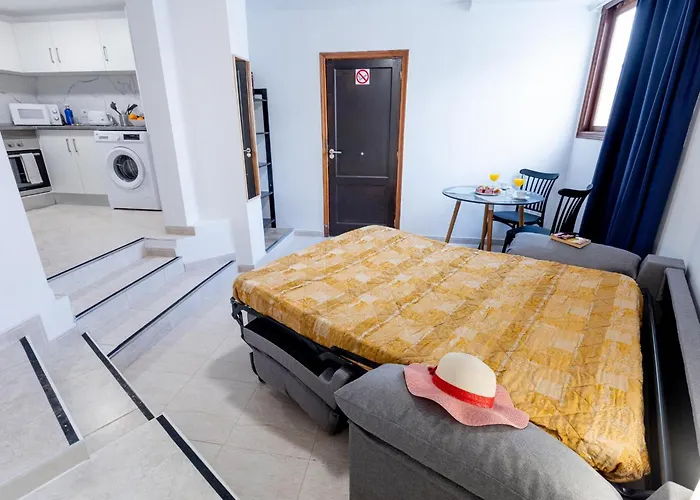 1j. Cozy Flores With Pool شقة *